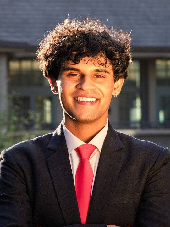 Vikram Ravi headshot